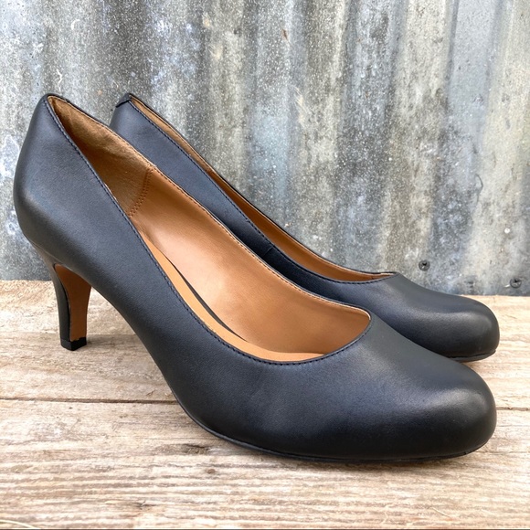 clarks pumps black